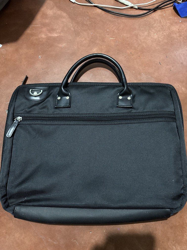 SAMSUNG LAPTOP BAG - 15 inch (Category: Laptop Bags & Sleeves) located in Enrique B. Magalona (Saravia). Submitted by shamyl0917 (Listing ID 1464841545, Image 1). Description: - GOOD AS NEW 100% - MAKAPAL - with manual guides - can send you a video to my TikTok account .
