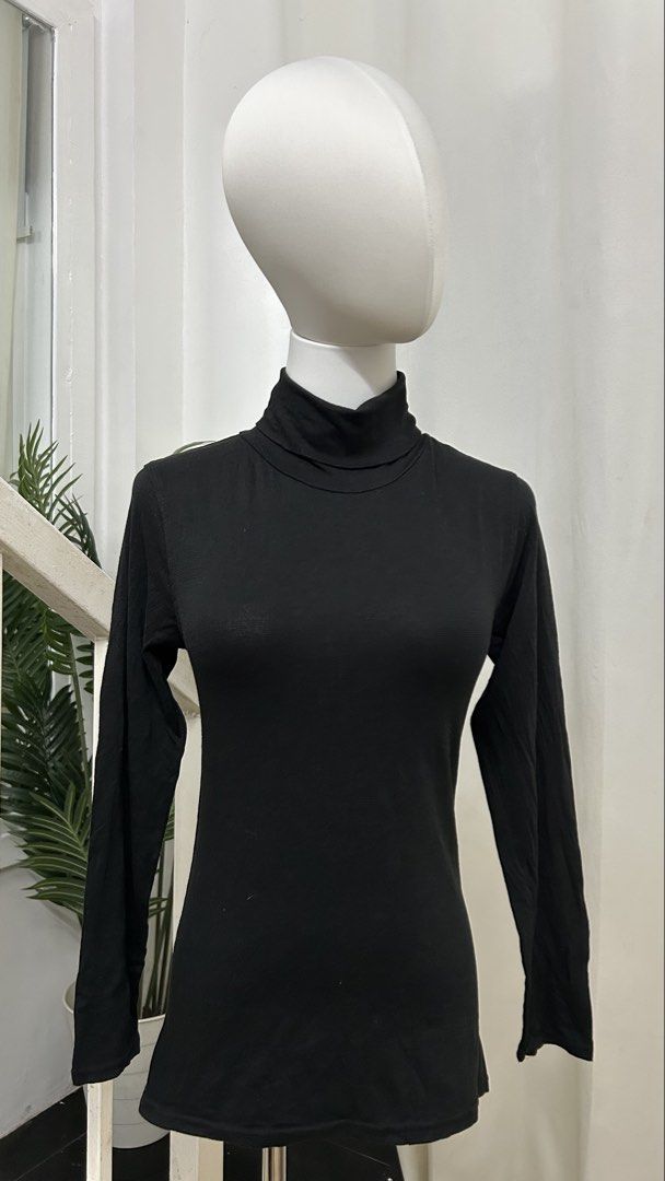 SCWARM Black Turtleneck Long Sleeve Top (Category: Longsleeves) located in San Jose del Monte. Submitted by vanessabarredo (Listing ID 1464934343, Image 3). Description: SCWARM Black Turtleneck Long Sleeve Top Condition: Like New Color: Black Soft, lightweight and stretchable fabric Classic turtleneck / high-neck design Great as a thermal base layer or worn on its own Clean minimalist silhouette — easy to layer under coats, blazers and knitwear M