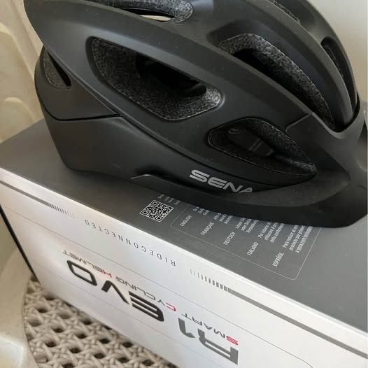Sena R1 Evo Smart Cycling Helmet (Category: Bicycles) located in Quezon City. Submitted by seeabroker2-57445 (Listing ID 1464798064, Image 1). Description: SMART CYCLING HELMET THAT LETS YOU CARRY THE CONVERSATION The R1 Smart Cycling Helmet is a blend of technology and traditional construct, integrating communication system into the shell of a cycling helmet. Whether you ride alone or in a group, the R1's features appeal to any class of cyclist.