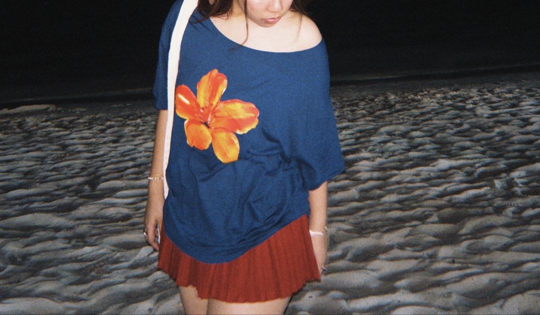 Shein Assymetrical Beach Top Size L (Category: Others Tops) located in Manila. Submitted by dirtymatcha05 (Listing ID 1464791457, Image 2). Description: - Shein Assymetrical Top - This navy blue t-shirt features a vibrant red and orange hibiscus flower graphic on the front. - no issues - only worn once.