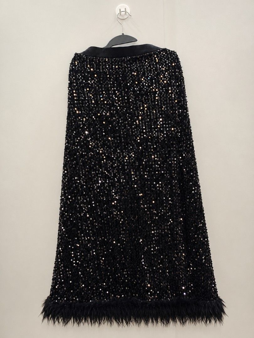 Shein Curve Black Sequin Skirt (Category: Skirts) located in Manila. Submitted by babeboxtheory (Listing ID 1464900749, Image 2). Description: - Brand: Shein Curve - Size: 4XL - Color: Classic Black - Details: Fully covered in sparkling sequins with a stylish black feather-trimmed hem - Comfort: Features a soft velvet waistband and smooth inner lining - Occasion: Perfect for parties, holidays, and evening events - Condition: Excellent.