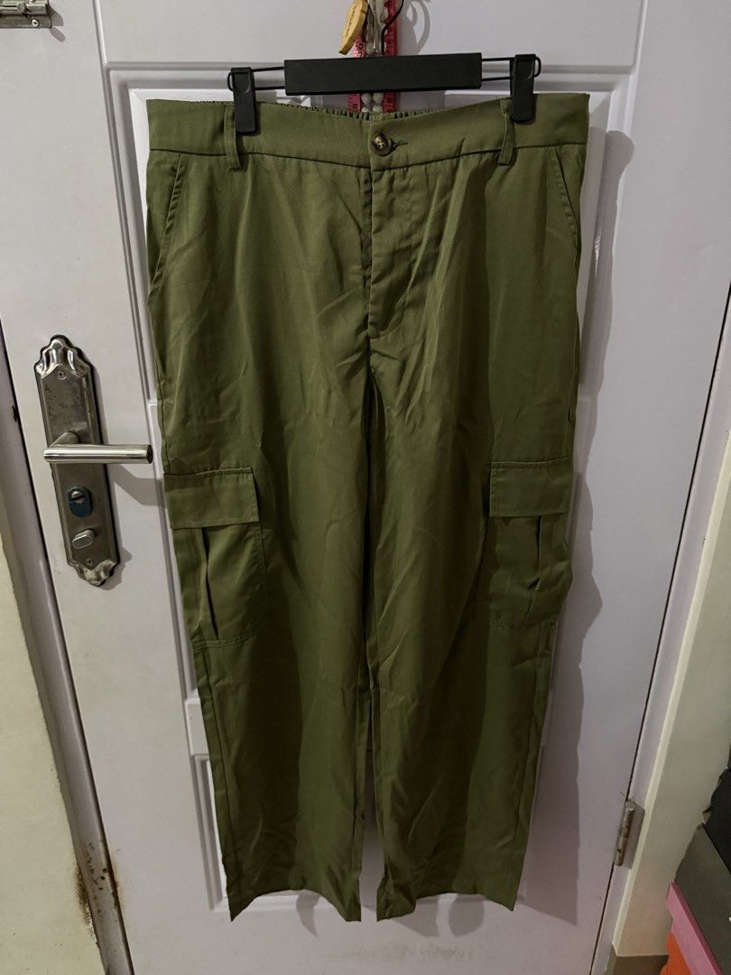SHEIN Men Cargo Pants (Category: Jeans) located in Las Pinas. Submitted by sellerkjb (Listing ID 1464885549, Image 1). Description: BRAND NEW LARGE ON TAG.
