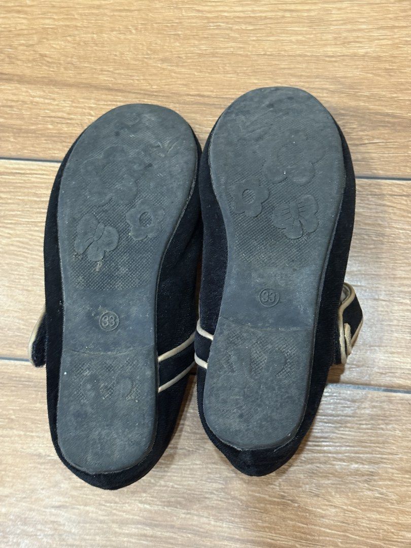 Shein velvet black shoes (Category: Babies & Kids Fashion) located in Binan City. Submitted by 11ellajura17512 (Listing ID 1464907714, Image 2). Description: Shein kids black velvet shoes Size 33 euro (21cm) 200php.