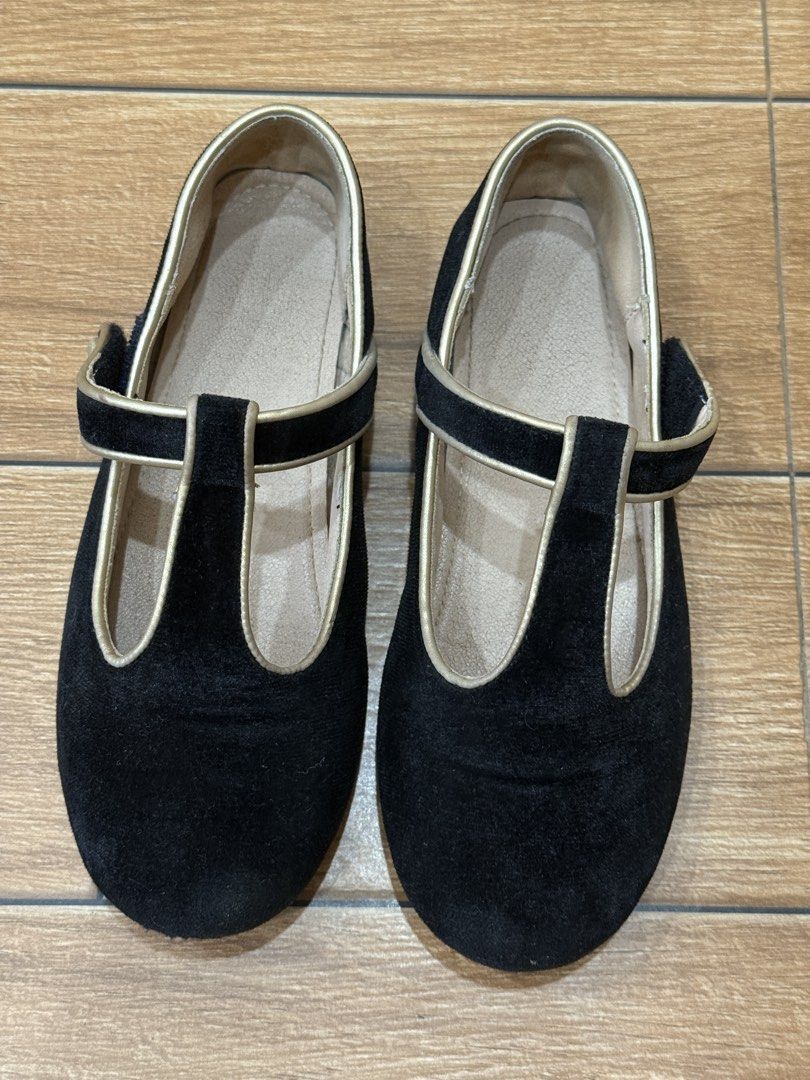 Shein velvet black shoes (Category: Babies & Kids Fashion) located in Binan City. Submitted by 11ellajura17512 (Listing ID 1464907714, Image 1). Description: Shein kids black velvet shoes Size 33 euro (21cm) 200php.