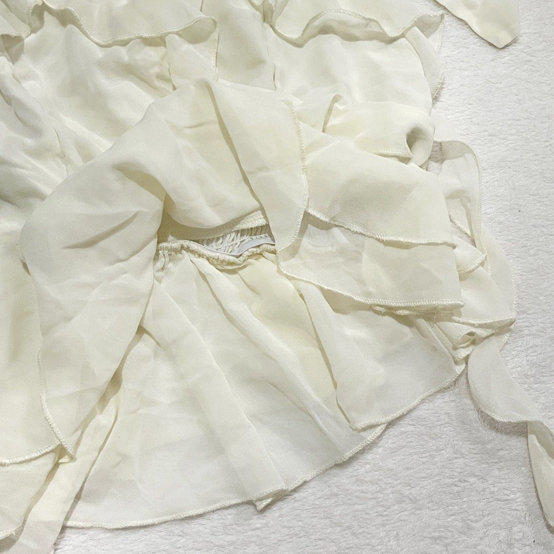 SHEIN White Halter Neck Ruffle Peplum Top XS (Category: Sleeveless) located in Binan City. Submitted by veniceao (Listing ID 1464779621, Image 3). Description: PLEASE READ ❤️ Loc: Manila/Laguna (open for checkout for cheaper sf—starts at ₱20) For sure buyer: 1. Make an offer. 2. Send your details for confirmation 3. Pay until 3pm the next day I confirm the order. Details: - Fits size xs-med - Brand: SHEIN - Color: Cream/ Apricot - Material: Light