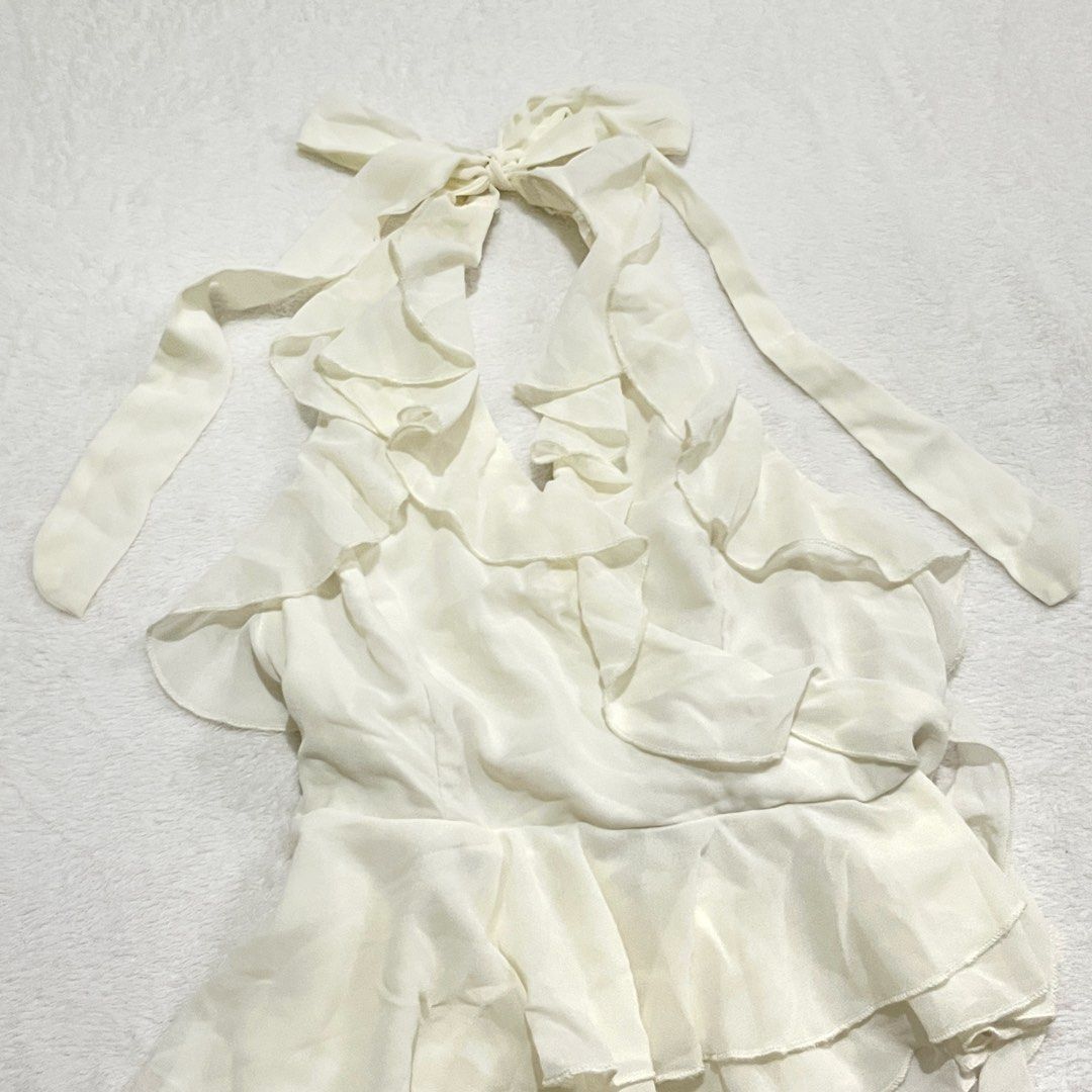 SHEIN White Halter Neck Ruffle Peplum Top XS (Category: Sleeveless) located in Binan City. Submitted by veniceao (Listing ID 1464779621, Image 2). Description: PLEASE READ ❤️ Loc: Manila/Laguna (open for checkout for cheaper sf—starts at ₱20) For sure buyer: 1. Make an offer. 2. Send your details for confirmation 3. Pay until 3pm the next day I confirm the order. Details: - Fits size xs-med - Brand: SHEIN - Color: Cream/ Apricot - Material: Light