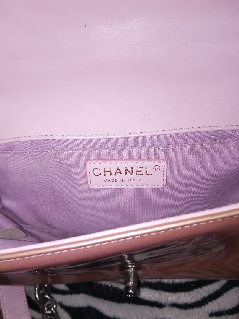 shoulder bag (Category: Luxury Bags & Wallets) located in Manila. Submitted by pagodnicole50491 (Listing ID 1464836440, Image 2). Description: .