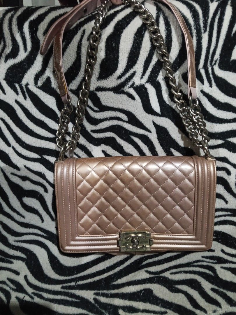 shoulder bag (Category: Luxury Bags & Wallets) located in Manila. Submitted by pagodnicole50491 (Listing ID 1464836440, Image 1). Description: .