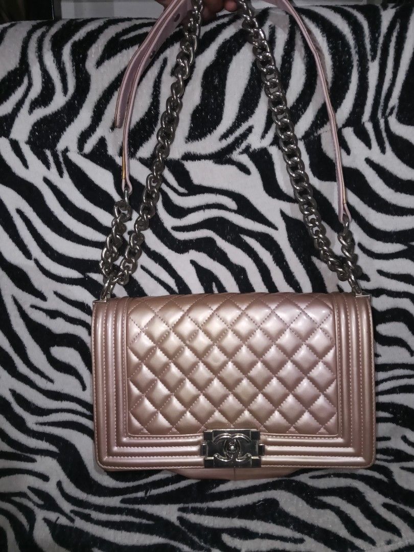 shoulder bag (Category: Luxury Bags & Wallets) located in Manila. Submitted by pagodnicole50491 (Listing ID 1464836440, Image 3). Description: .