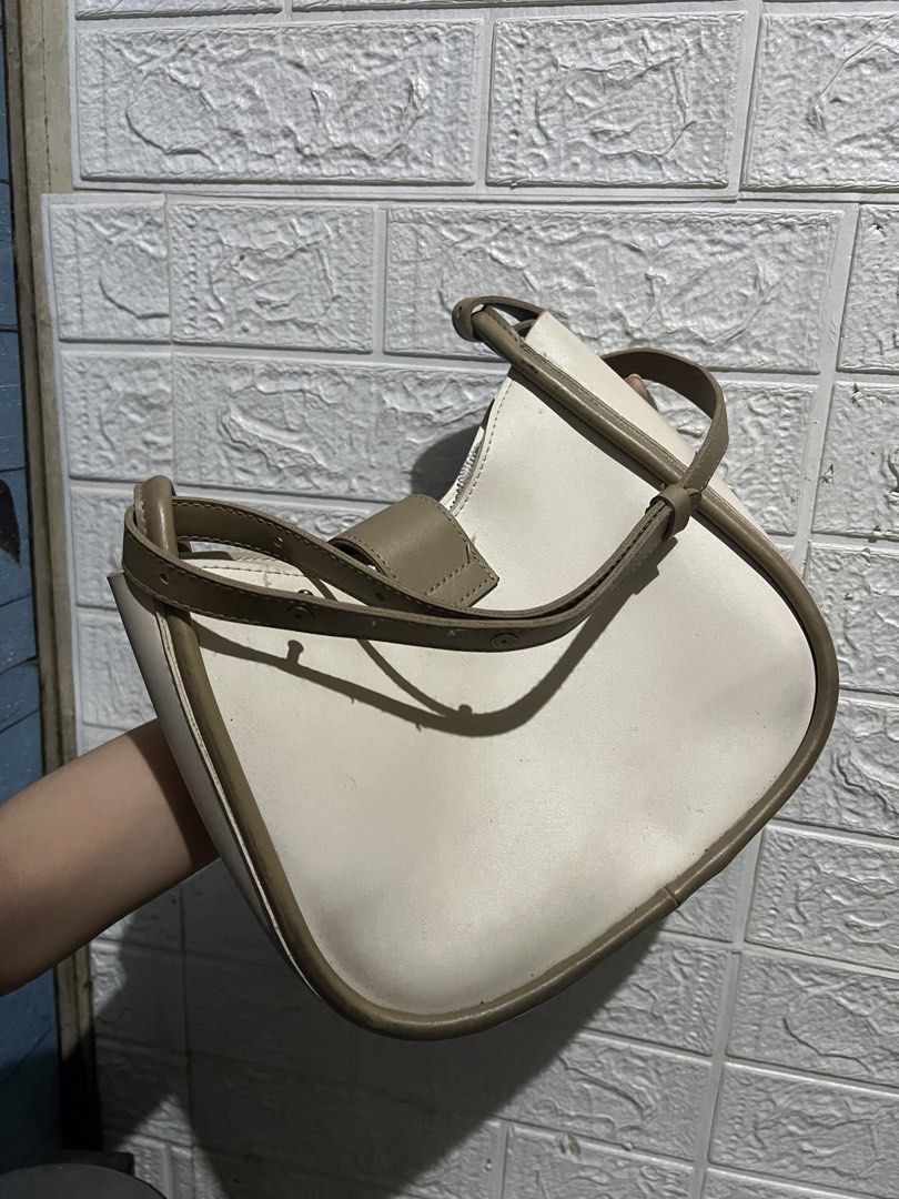 Shoulder/Cross Body Bag Cream (Category: Cross-body Bags) located in Manila. Submitted by erickalago (Listing ID 1464920895, Image 3). Description: ISSUE: need wash loc: Manila.