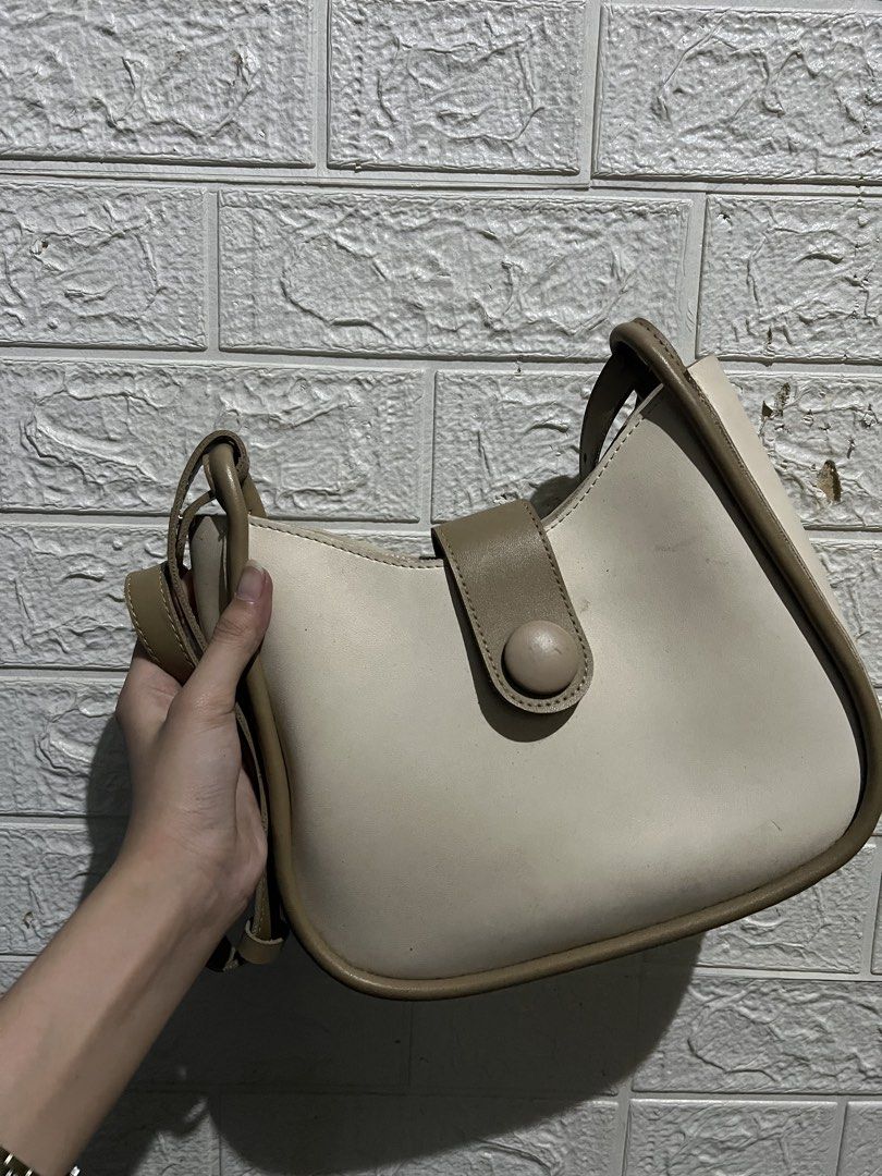Shoulder/Cross Body Bag Cream (Category: Cross-body Bags) located in Manila. Submitted by erickalago (Listing ID 1464920895, Image 2). Description: ISSUE: need wash loc: Manila.