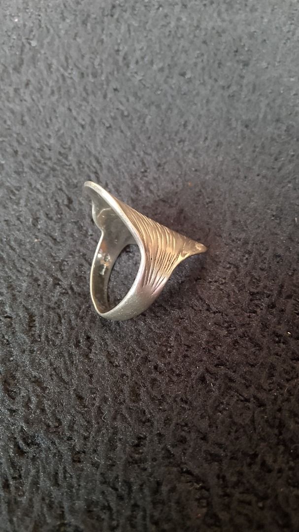 Silver Gingko Leaf Statement Ring (Category: Rings) located in Caloocan City. Submitted by newlion_9c5e1f (Listing ID 1464842923, Image 3). Description: - Bold silver-tone knuckle ring with a textured leaf design - Long curved shape provides great finger coverage - Clean edges with a sturdy and comfortable band underneath - Versatile statement piece perfect for everyday wear -Size 7 -925 Silver -Slightly negotiable.