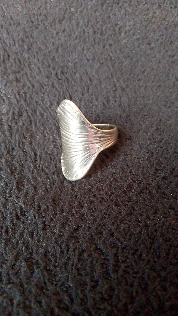 Silver Gingko Leaf Statement Ring (Category: Rings) located in Caloocan City. Submitted by newlion_9c5e1f (Listing ID 1464842923, Image 1). Description: - Bold silver-tone knuckle ring with a textured leaf design - Long curved shape provides great finger coverage - Clean edges with a sturdy and comfortable band underneath - Versatile statement piece perfect for everyday wear -Size 7 -925 Silver -Slightly negotiable.