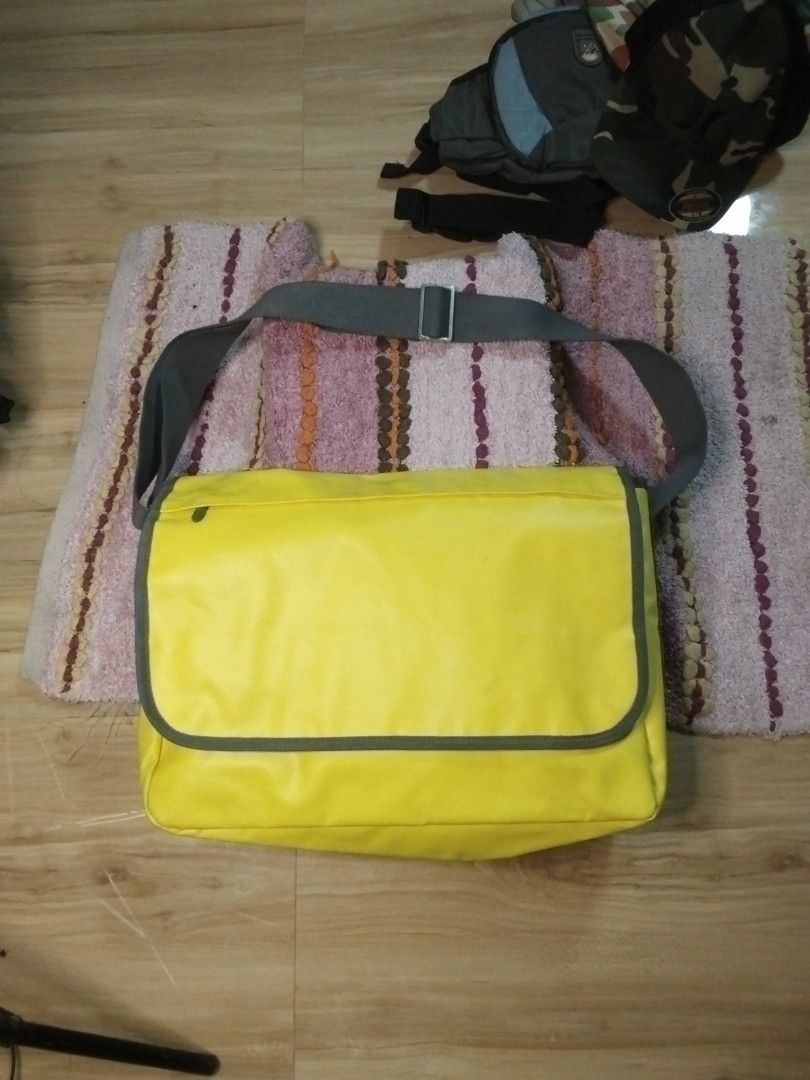 Skimp messager bag (Category: Sling Bags) located in Calasiao. Submitted by alluringvenus.thriftshop (Listing ID 1464879957, Image 2). Description: very good condition from USA balik bayan box.