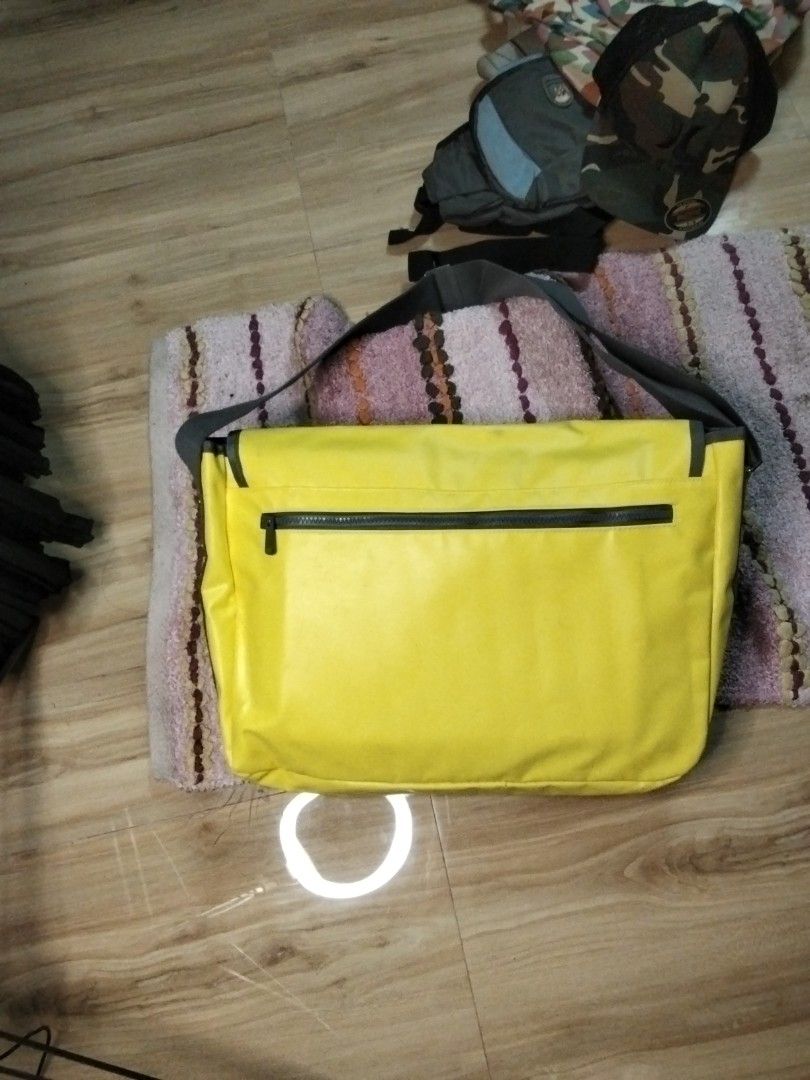 Skimp messager bag (Category: Sling Bags) located in Calasiao. Submitted by alluringvenus.thriftshop (Listing ID 1464879957, Image 3). Description: very good condition from USA balik bayan box.