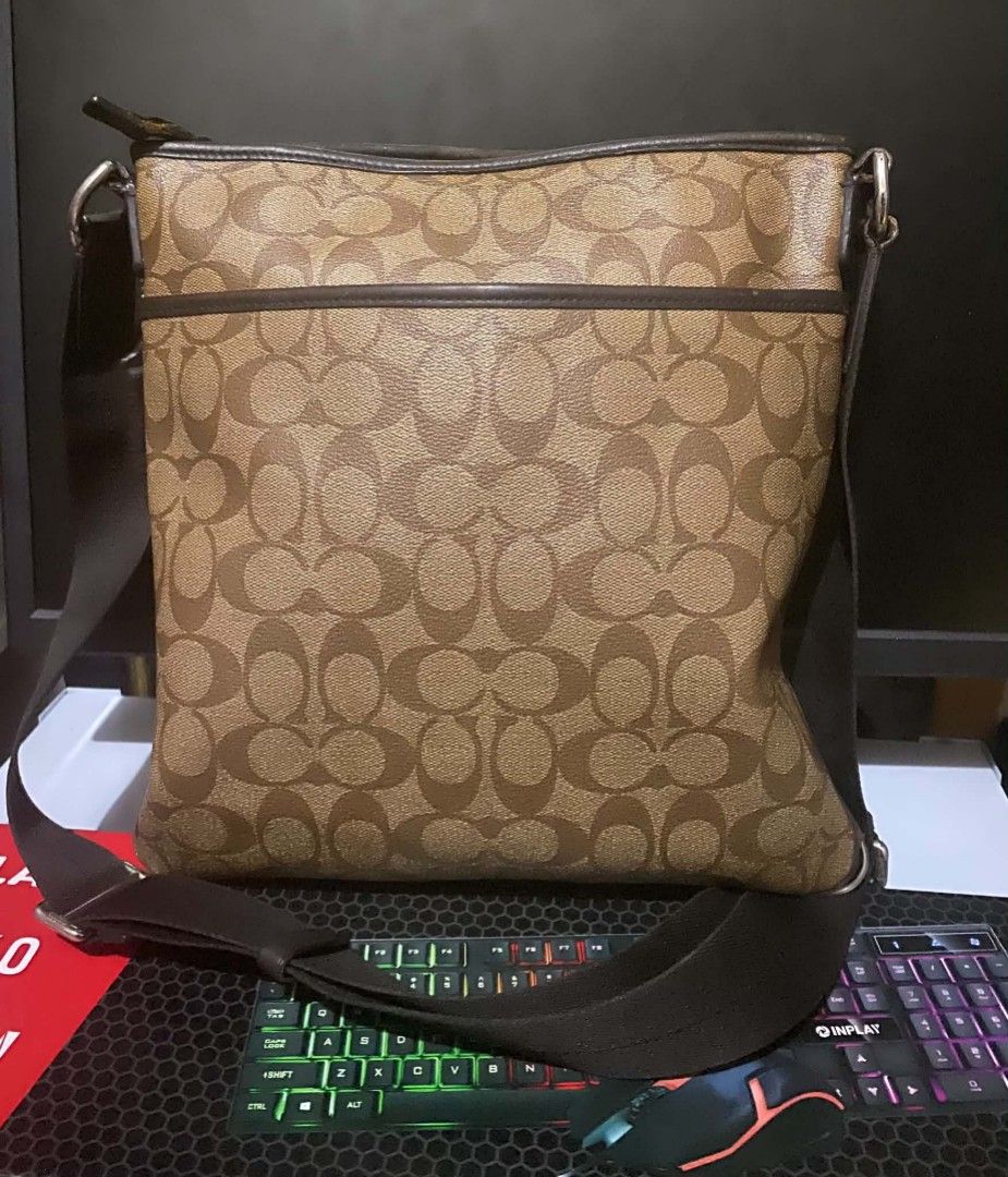 Sling bag (Category: Cross-body Bags) located in Manila. Submitted by glaiza02 (Listing ID 1464822202, Image 3). Description: .