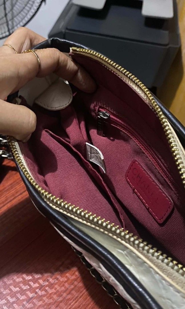 Sling bag (Category: Cross-body Bags) located in Manila. Submitted by glaiza02 (Listing ID 1464881744, Image 2). Description: .