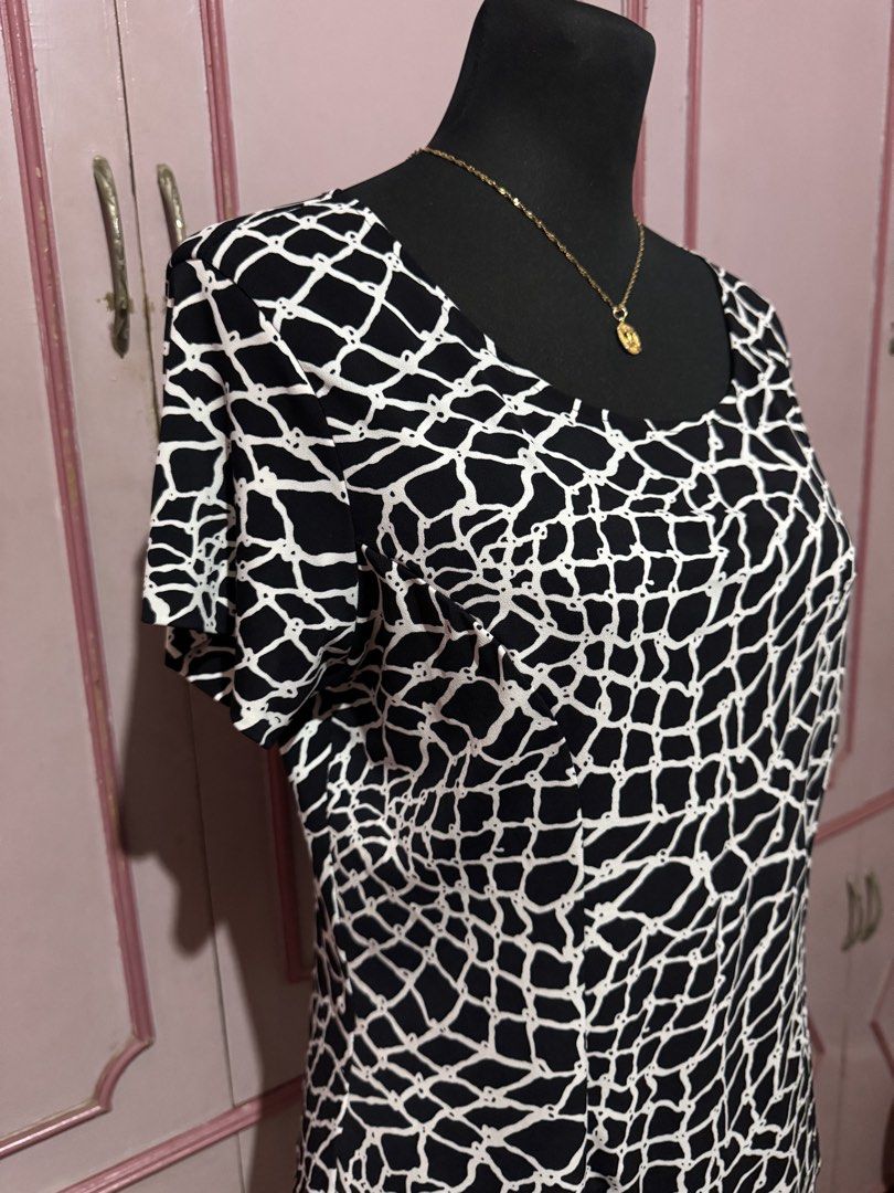 SM Woman Plus Black Blouse (Large) (Category: Blouses) located in Bulacan. Submitted by mskath21 (Listing ID 1464936420, Image 3). Description: Actual photo posted. No visible flaw. Authentic bought from SM Department Store Location: Guiguinto, Bulacan Can do meet ups and shipping via J&T. Payment first policy, No COD option..