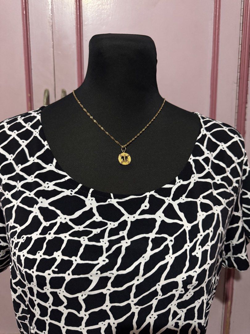 SM Woman Plus Black Blouse (Large) (Category: Blouses) located in Bulacan. Submitted by mskath21 (Listing ID 1464936420, Image 2). Description: Actual photo posted. No visible flaw. Authentic bought from SM Department Store Location: Guiguinto, Bulacan Can do meet ups and shipping via J&T. Payment first policy, No COD option..
