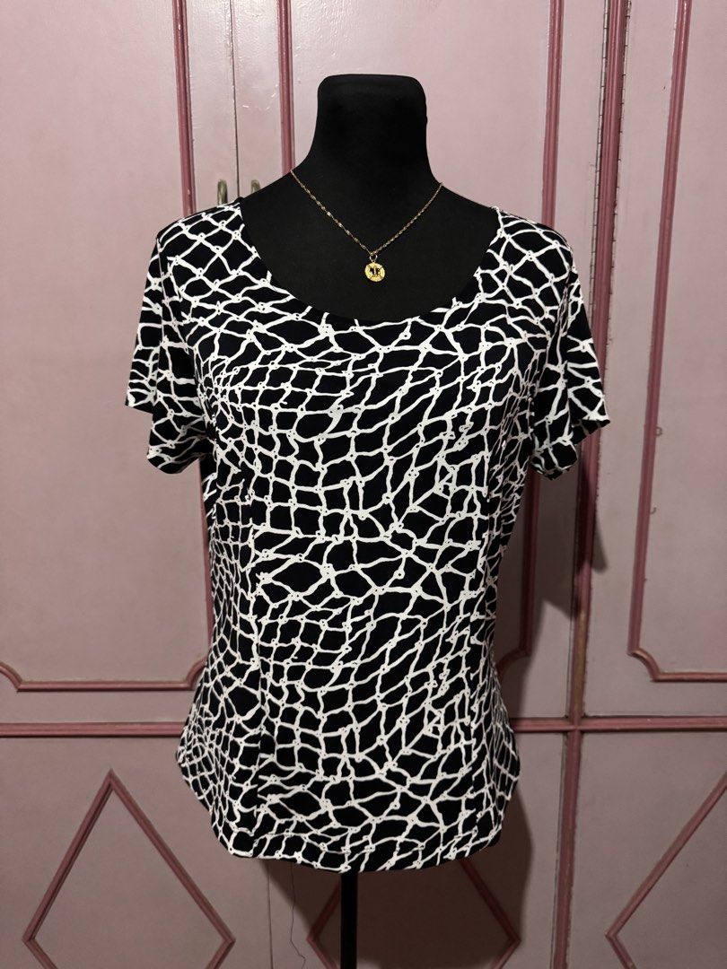 SM Woman Plus Black Blouse (Large) (Category: Blouses) located in Bulacan. Submitted by mskath21 (Listing ID 1464936420, Image 1). Description: Actual photo posted. No visible flaw. Authentic bought from SM Department Store Location: Guiguinto, Bulacan Can do meet ups and shipping via J&T. Payment first policy, No COD option..