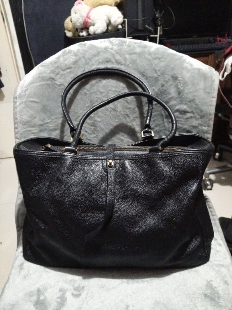 Soft Leather Shoulder Bag (Category: Shoulder Bags) located in Davao. Submitted by hermiepiam75360 (Listing ID 1464884209, Image 1). Description: .