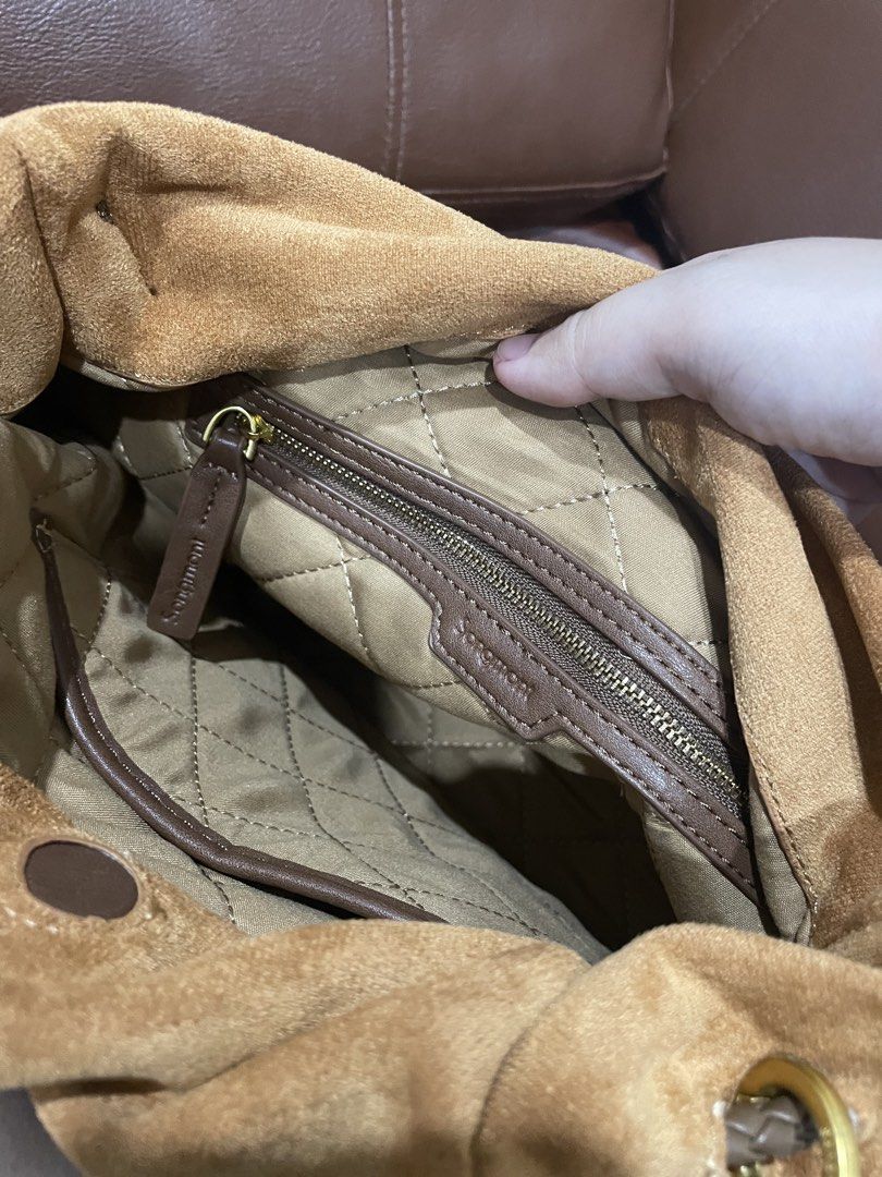 Songmont Suede Gather Bag (Category: Shoulder Bags) located in Imus. Submitted by daaayan123 (Listing ID 1464931752, Image 3). Description: .