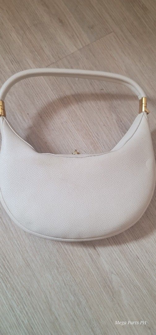 Songmont White Medium Drop Hobo Bag (Category: Shoulder Bags) located in Paranaque City. Submitted by silverphoenix.00302e (Listing ID 1464797652, Image 2). Description: - Brand/Model: Songmont Crescent Shoulder Bag - Color: White with chic gold-tone hardware - Material: Premium textured leather with a clean, minimalist structure - Strap: Single rounded strap with secure metal links - Capacity: Everyday size, perfect for your daily essentials - C
