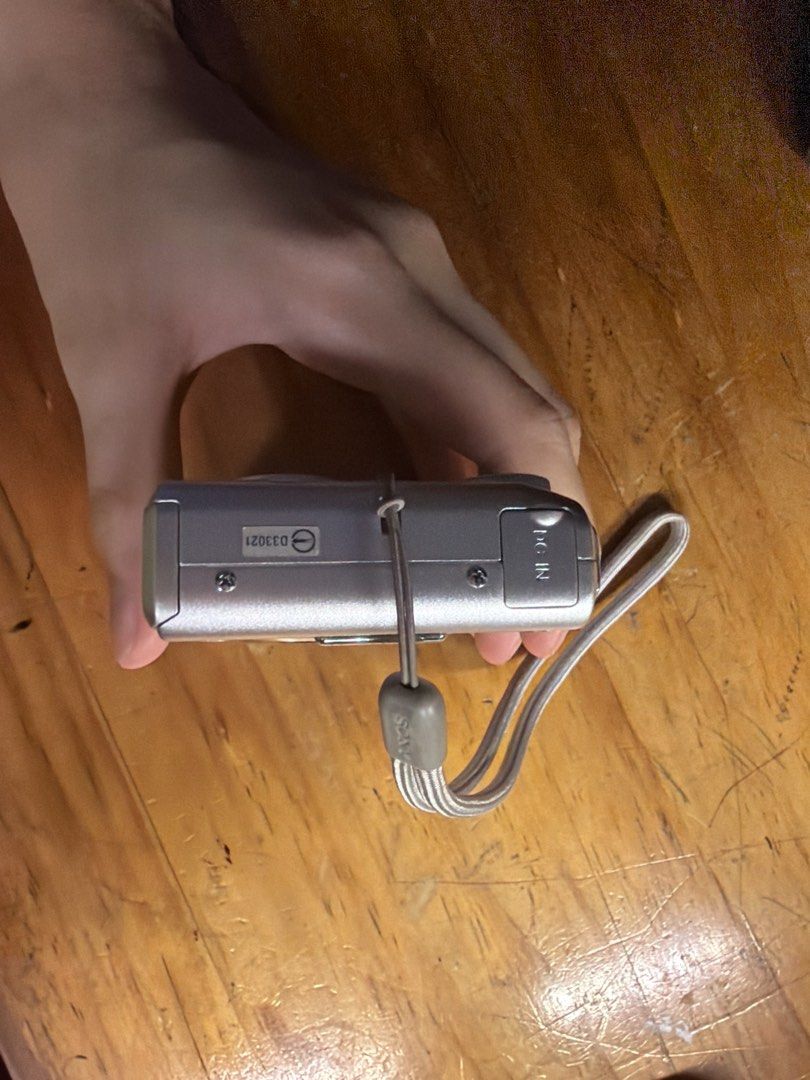 Sony Cyber-shot DSC-W35 7.2 Mega Pixels Digital Camera (Category: Cameras) located in Muntinlupa City. Submitted by kkyamm (Listing ID 1464896629, Image 3). Description: BUY AT YOUR OWN RISK UNTESTED FEATURES: - Compact Sony digital camera in stylish silver - 7.2 megapixels with 3x optical zoom and Carl Zeiss lens - Features standard mode dial, built-in flash, and top power button - Battery compartment and port covers are all intact - Includes a 