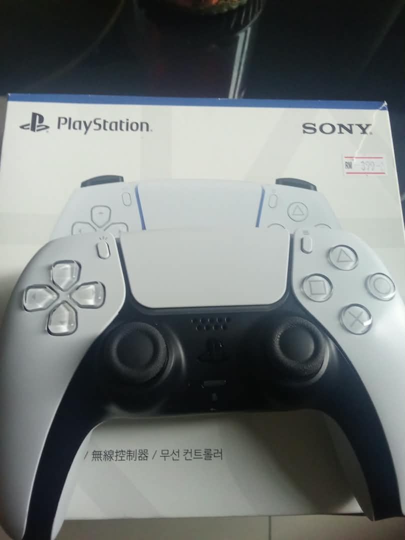 PS5 Controller (Category: Controllers) located in Gombak. Submitted by sammuyi (Listing ID 1464811256, Image 1). Description: letting go of my Playstation 5 controller . used as second pad comes with box slightly nego .