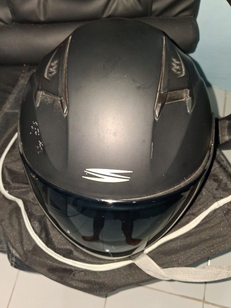 Spyder Velo (Category: Helmets and other Riding Gears) located in Quezon City. Submitted by aysdkopi69 (Listing ID 1464898036, Image 3). Description: Medium Minimal dents With box and clear visor Hindi na nagagamit ❌️❌️❌️ 📍 Luzon Avenue, Pasong Tamo, Quezon City.