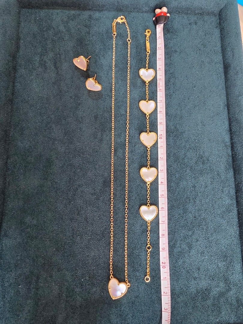 Stainless Steel VCA Set (Category: Other Accessories) located in Taguig. Submitted by youcompleteme (Listing ID 1464852392, Image 2). Description: ✨️ 18k Gold-Plated Stainless Steel VCA HEART WHITE✨️ ✨️ Looks like real 18k gold✨️ ▪️ Hypoallergenic ▪️ Tarnish-resistant ▪️ Durable Stainless Steel ▪️ Gold-plated finish - VCA WHITE HEART SET - Please refer to the photos for measurement 🏷 Sale price: Php 2,000.00 💳 Payment through Gcash for reservat