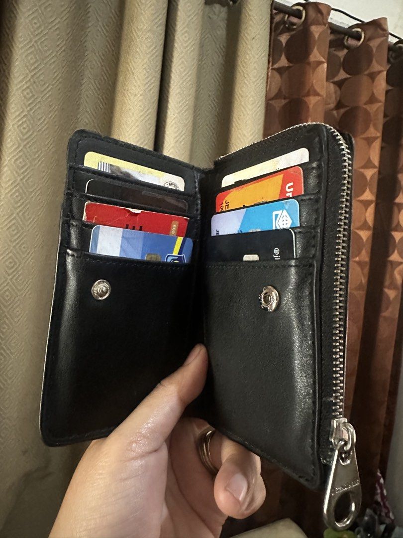 Stradivarius croc black card wallet (Category: Wallets & Card holders) located in Paranaque City. Submitted by jhingpreloveditems (Listing ID 1464844187, Image 3). Description: Looks new No flaws With 2 eteketa 8 card slots Zippered coin slots.