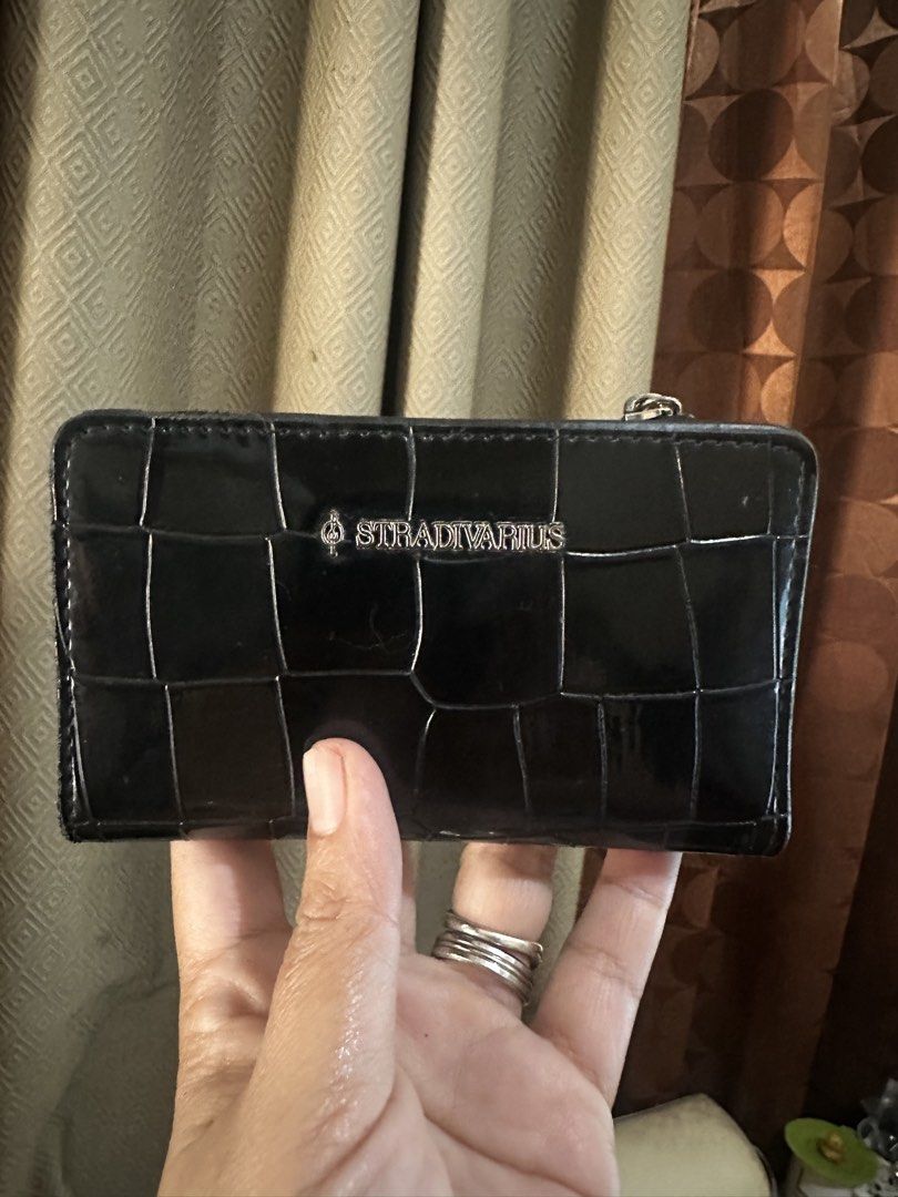 Stradivarius croc black card wallet (Category: Wallets & Card holders) located in Paranaque City. Submitted by jhingpreloveditems (Listing ID 1464844187, Image 1). Description: Looks new No flaws With 2 eteketa 8 card slots Zippered coin slots.