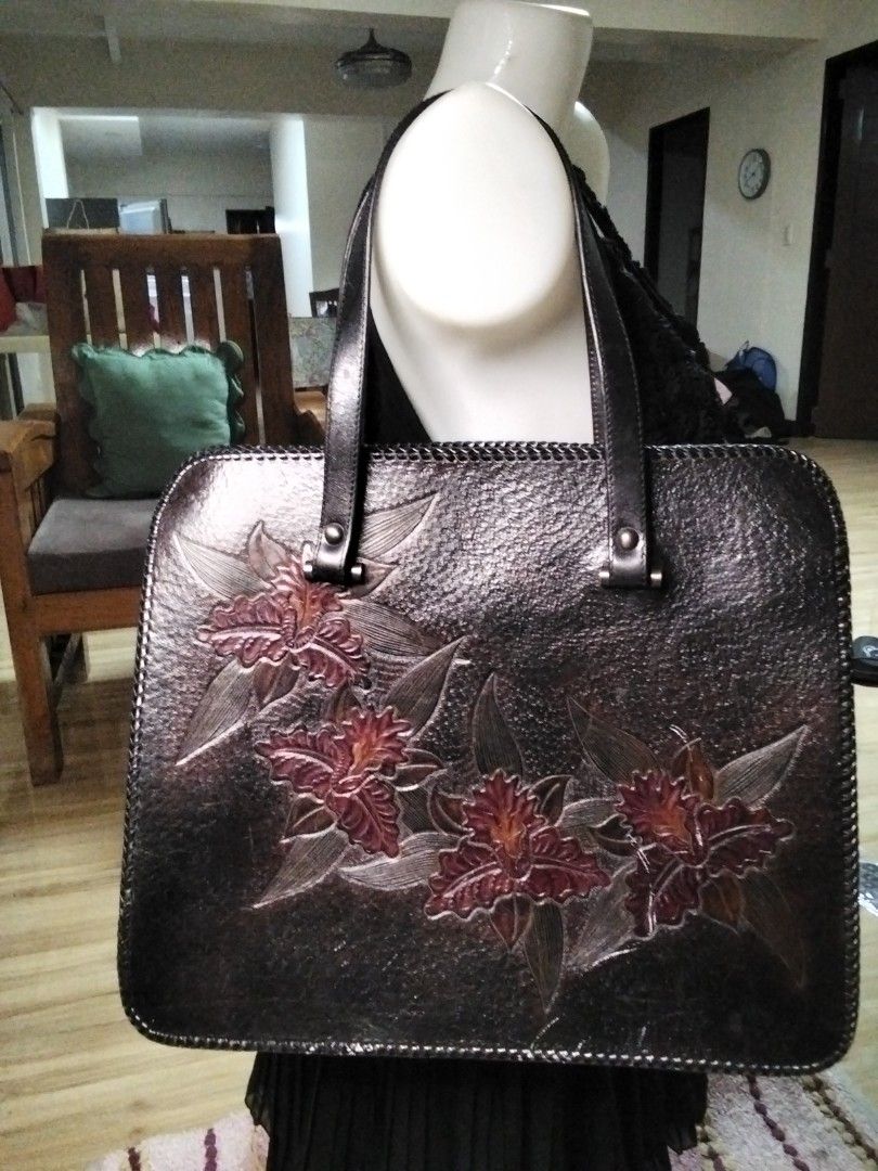 Structured black leather floral pattern tote bag (Category: Tote Bags) located in Calasiao. Submitted by alluringvenus.thriftshop (Listing ID 1464885659, Image 1). Description: very good condition like new from 🇺🇲 Package.