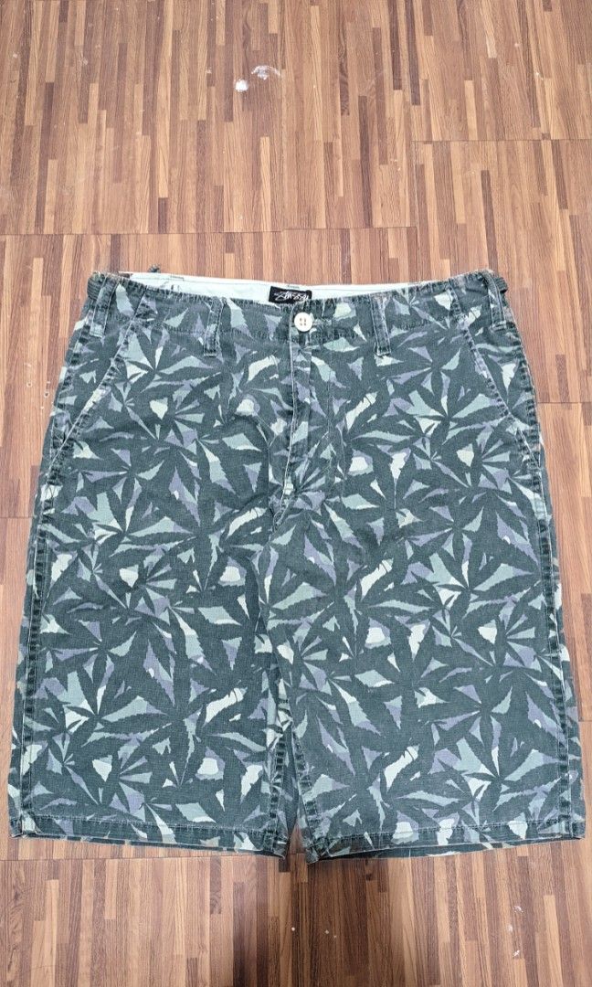 Stussy Green Camo Leaf Shorts (Category: Shorts) located in Manila. Submitted by adriandom (Listing ID 1464787303, Image 1). Description: Stussy Green Leaf Camo Shorts size 32.