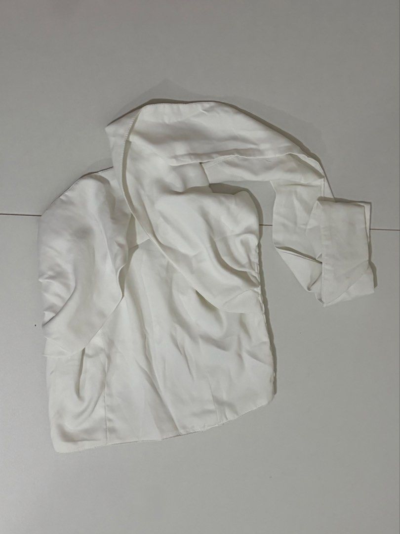 Sunnyside Clothing White Halter Top (Category: Sleeveless) located in Cainta. Submitted by knarv__ (Listing ID 1464884359, Image 1). Description: Brand new Sunnysid white one-shoulder top in Size M, featuring an elegant asymmetrical neckline and draped sash detail. Made from smooth, lightweight fabric with clean hems and no stains..