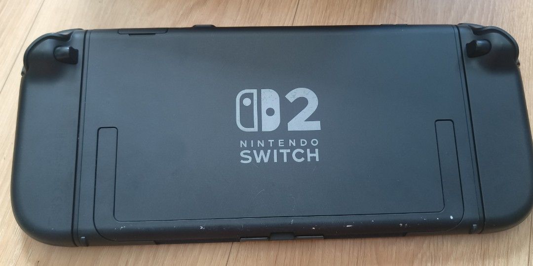 switch2 （分類：Nintendo 任天堂）位於 Hong Kong。 由 huang852 提交（商品編號 1464889309，圖片 3）。簡介： 成色一般，後殼有花見圖，粗用，配件齊 一切正常，不儀價。