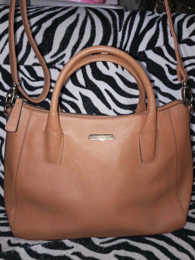 Tan leather handbag with shoulder strap (Category: Luxury Bags & Wallets) located in Valenzuela. Submitted by rowenasalvador777 (Listing ID 1464968440, Image 1). Description: - Premium tan leather tote bag with a clean, structured design - Secure zip-top closure to keep your essentials safe - Features sturdy top handles and a convenient detachable shoulder strap - Accented with chic gold-tone hardware and front metal logo plaque - Spacious interi