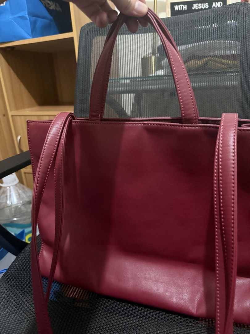 Telfar Shopping Tote Bag Maroon Medium (Category: Tote Bags) located in Taguig. Submitted by coolforest_006216 (Listing ID 1464936350, Image 3). Description: Authentic Telfar Medium Shopping Bag in a beautiful burgundy/wine shade. Purchased for ₱15,000+ including service fee. Preloved and still presents beautifully when carried. Spacious and very practical for everyday use, work or travel. Condition: Good used condition. Please note visible wear/