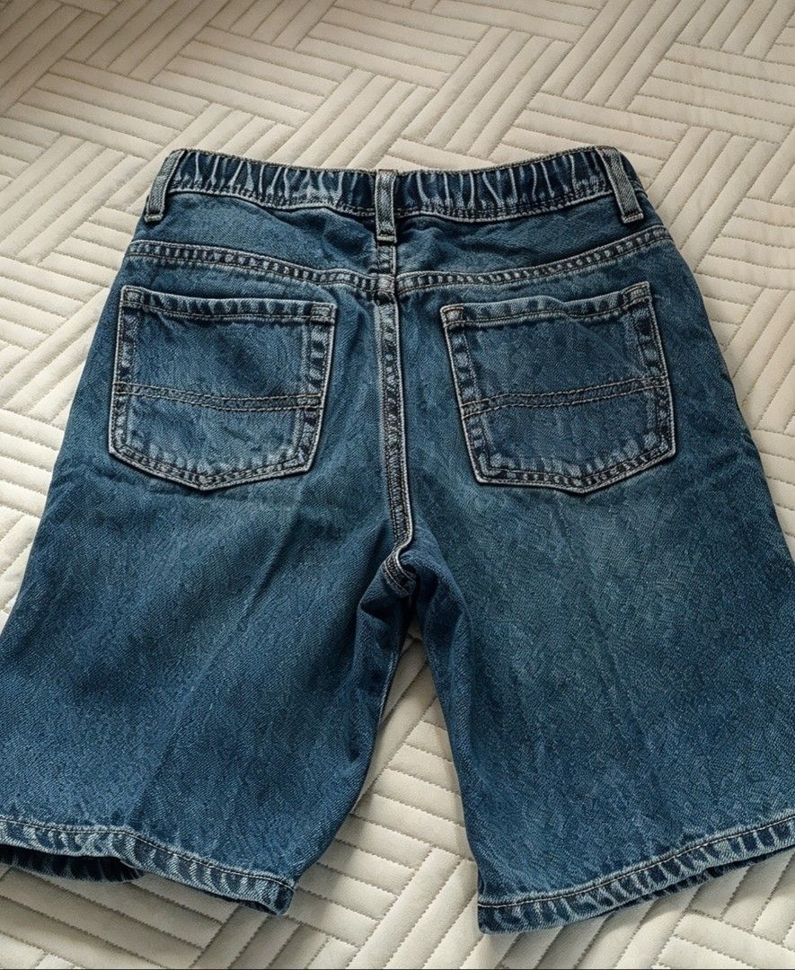 The Children's Place (Category: Babies & Kids Fashion) located in Tarlac. Submitted by faithfulfinds (Listing ID 1464880484, Image 2). Description: The Children's Place Denim Short Brand: The Children's Place Size: 5T (kasya sa 5-7 taong gulang depende sa built) Condition: Like New / Napakaganda pa ng kondisyon Details: May garter sa baywang kaya komportable suotin at usong-uso ang ripped design..