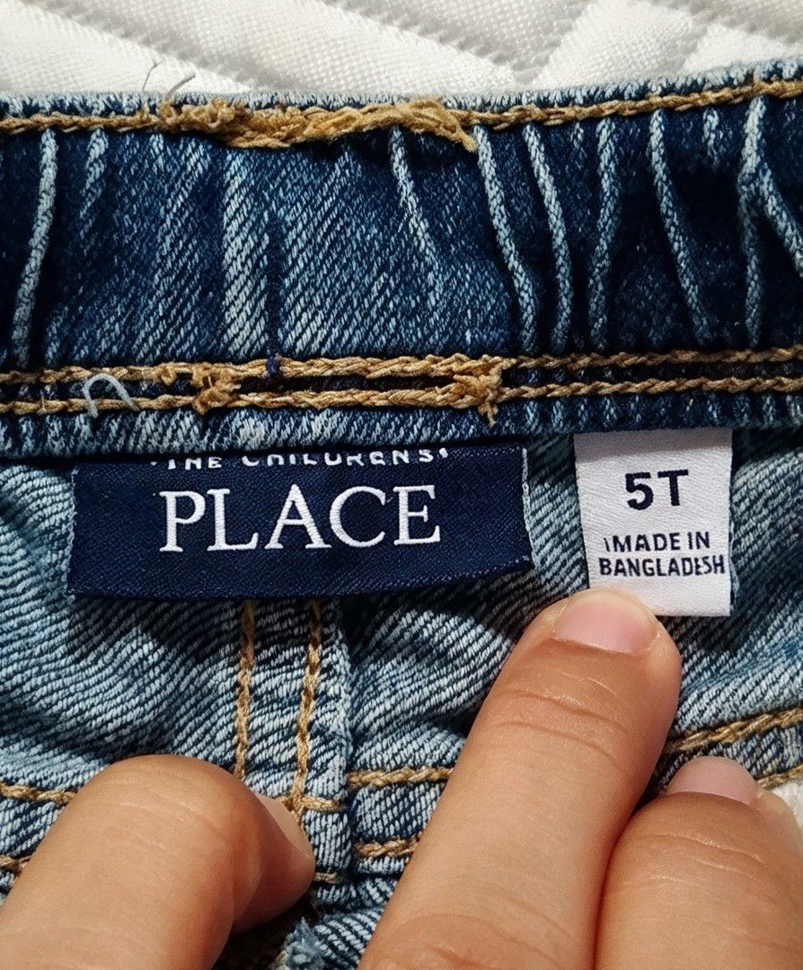The Children's Place (Category: Babies & Kids Fashion) located in Tarlac. Submitted by faithfulfinds (Listing ID 1464880484, Image 3). Description: The Children's Place Denim Short Brand: The Children's Place Size: 5T (kasya sa 5-7 taong gulang depende sa built) Condition: Like New / Napakaganda pa ng kondisyon Details: May garter sa baywang kaya komportable suotin at usong-uso ang ripped design..