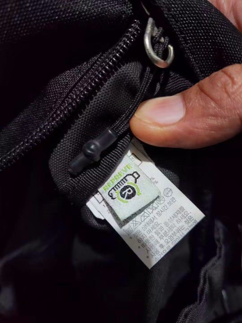 THE NORTH FACE (Category: Sling Bags) located in General Santos City (Dadiangas). Submitted by alzacksimo35414 (Listing ID 1464850017, Image 3). Description: 1200 +sf PHOTO MAY VARY DUE TO LIGHTING 🥰 Brand: THE NORTH FACE medium duffle bag ✅️actual dimention 18 × 14 ✅️as new condition ✅️9.8 colorate ✅no issue DISCLAIMER: Please note that I ZACK SIMON is not affiliated with or endorsed by any brand. Any brand names or trademarks mentioned are the