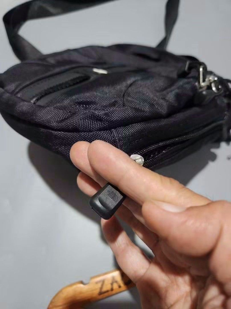 the north face (Category: Sling Bags) located in General Santos City (Dadiangas). Submitted by alzacksimo35414 (Listing ID 1464857825, Image 3). Description: PHOTO MAY VARY DUE TO LIGHTING 🥰 Brand: THE NORTH FACE sling bag ✅️actual dimention 7.5 × 10 ✅️as new condition ✅️9.8 colorate ✅no issue 1,200 +sf DISCLAIMER: Please note that I ZACK SIMON is not affiliated with or endorsed by any brand. Any brand names or trademarks mentioned are the prope