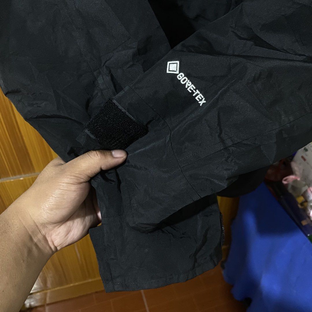 The North Face Goretex Mountain Jacket Black (Category: Coats, Jackets and Outerwear) located in Manila. Submitted by 4114thrifts.ph (Listing ID 1464921353, Image 3). Description: Item Name: The North Face Goretex Mountain Jacket “Black” (Details) • Size: Medium on tag • Dimes: 23x28 • Color Rate: 9.4/10 • Issue/s: Sign of Usage Mine: 1,950 Free Shipping 📥 Dasmariñas City, Cavite, 4114📍.