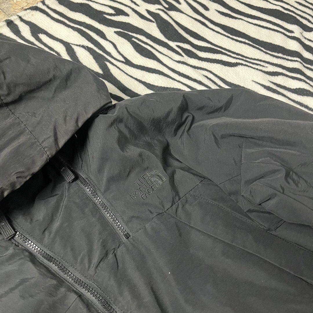 THE NORTH FACE RAIN JACKET (Category: Coats, Jackets and Outerwear) located in Manila. Submitted by royaldripmanila (Listing ID 1464813290, Image 2). Description: No issue W22.5 L39.