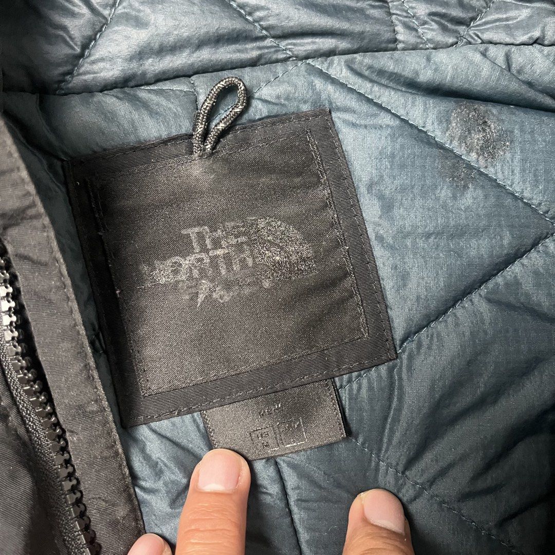 THE NORTH FACE RAIN JACKET (Category: Coats, Jackets and Outerwear) located in Manila. Submitted by royaldripmanila (Listing ID 1464813290, Image 3). Description: No issue W22.5 L39.