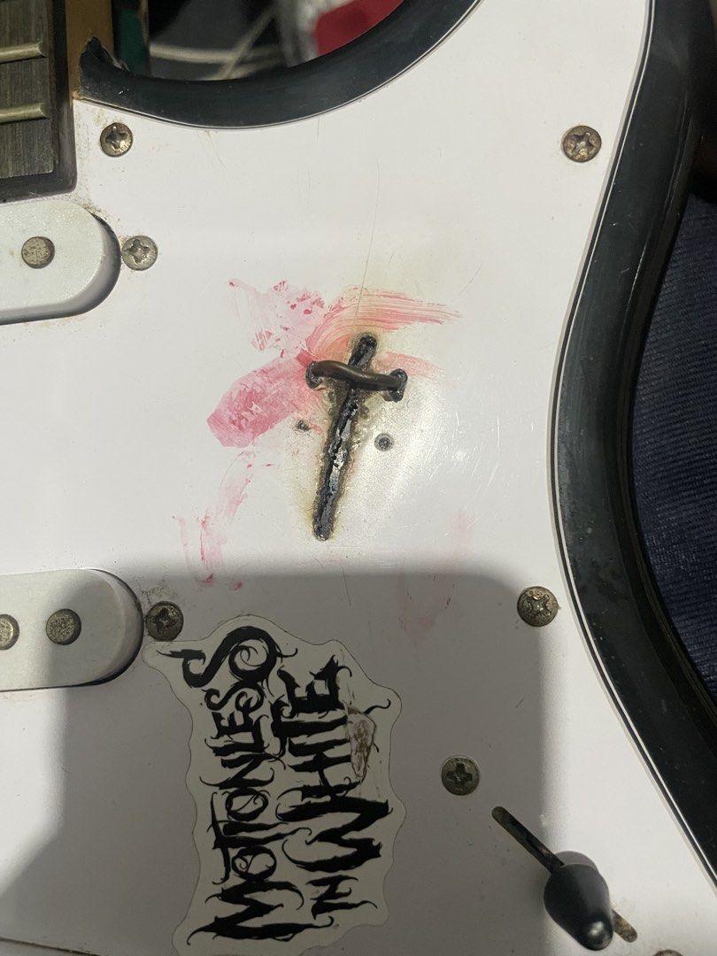 thomson stratocaster (Category: Musical Instruments) located in Taguig. Submitted by skid.hxc (Listing ID 1464924383, Image 2). Description: issue: minor scratches sa likod, tapos may maliit na crack sa ilalim (doesn't affect sound quality) then may hiwa sa pick guard kasi supposedly gagawing project guitar pero ma busy sa school. barely used lang talaga nabagsak lang tapos kakalagay ko lang ng lemon oil sa fretboard and guitar polish sa buong gu