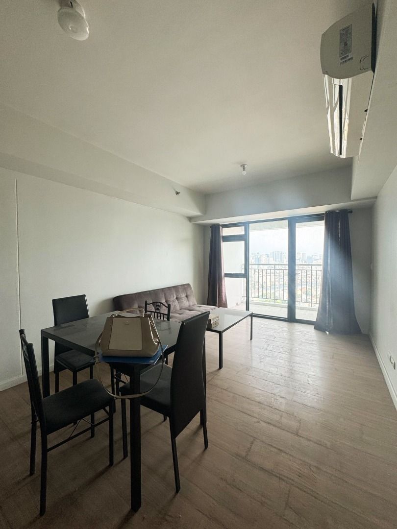 Three Bedroom For Sale | Solstice Tower T1 (Category: Apartments & Condos) located in Makati City. Submitted by demi_09171702560 (Listing ID 1464802719, Image 3). Description: ERE Code: 7655 Solstice Tower - T1 No. of BR: 3BR, 3TB Floor Area: 109.00 sqm Parking: 1 Inclusions: Furnished Selling Price: ₱18,900,000 Property Features: Corner unit Open views With maid’s room and own t&b .