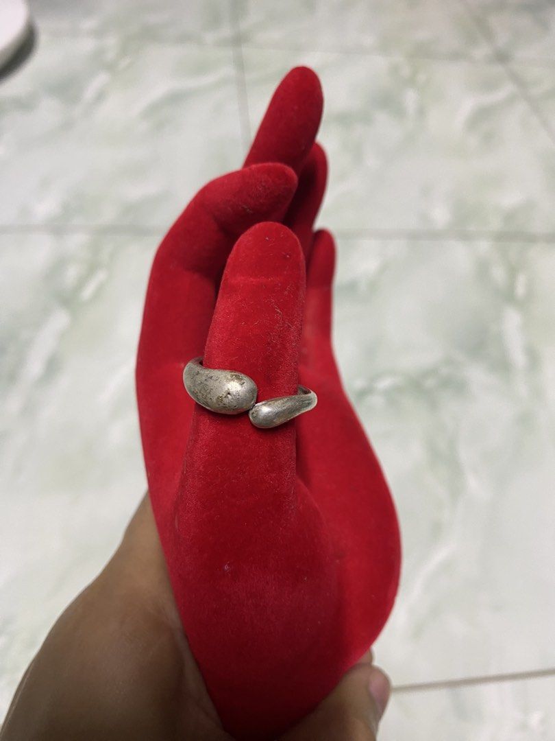 Tiffany & Co. Sterling Silver Bean Ring (Category: Rings) located in Pasacao. Submitted by wengpullar37205 (Listing ID 1464924027, Image 1). Description: - Brand: Tiffany & Co. - Design: Curved bean wrapping around the finger - Material: Sterling Silver (925 hallmark stamped inside band) - Size: US 6 (verified on mandrel) - Weight: 6.76 grams (verified on digital scale) - Condition: Excellent, 100% authentic -palinisan or papolish nio nlng po.