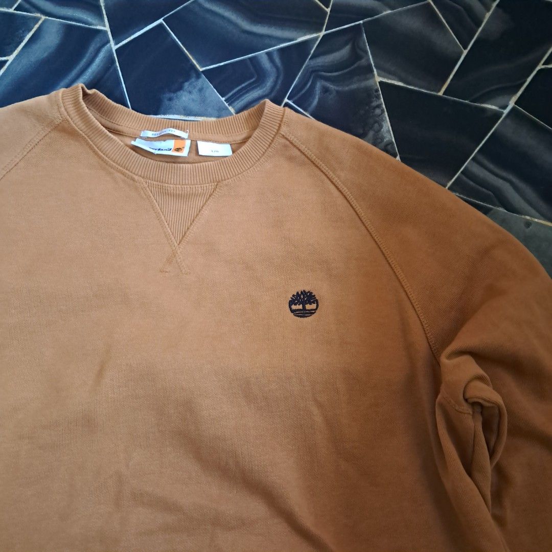 Authentic Timberland Exeter River Crewneck Sweatshirt for Men (Category: Coats, Jackets and Outerwear) located in Legazpi City. Submitted by rjay.llgs (Listing ID 1464171939, Image 3). Description: only worn a few times. no issue. rfs: a gift from my ate abroad kaso mejo malaki sakin size L-XL-XXL original price:~ ₱5,500 sweater.